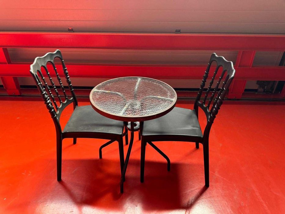 Mesa de bar redonda Ø60cm com tampo em vidro e duas cadeiras