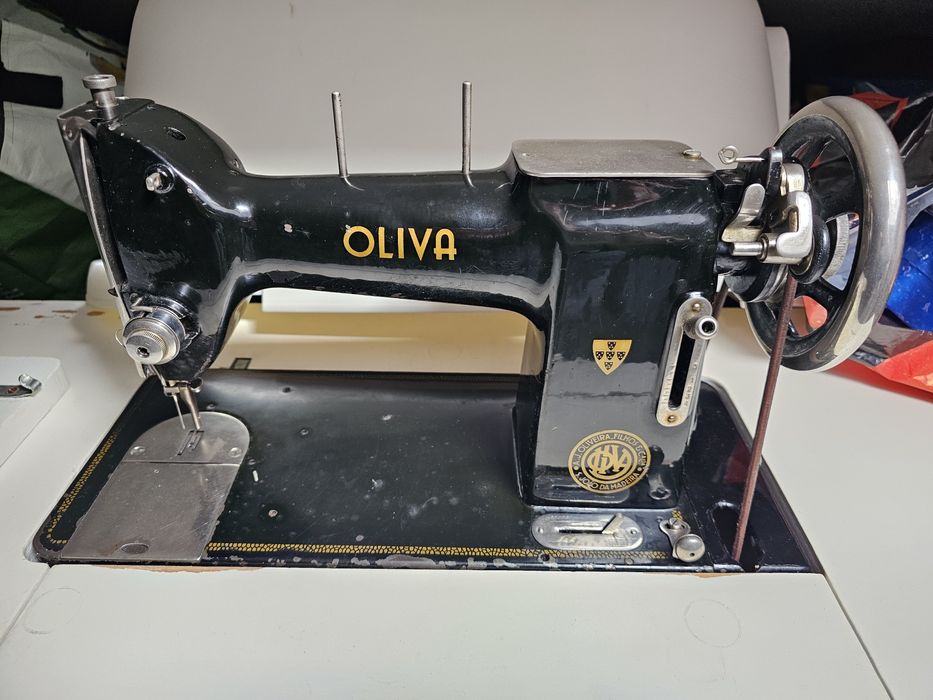 Mesa restaurada com máquina de costura  Oliva