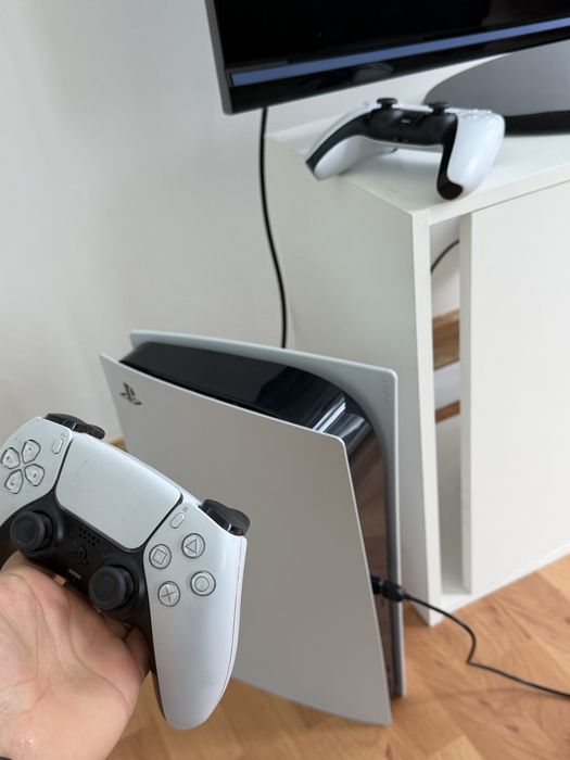 Playstation 5 com 2 comandos e 5 jogos