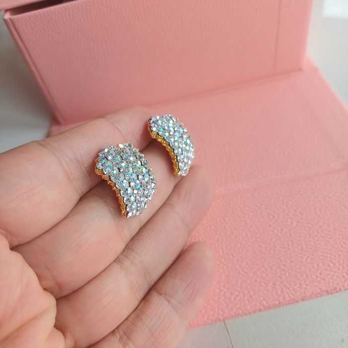 Brinco elegante com cristais aurora boreal banhado a ouro