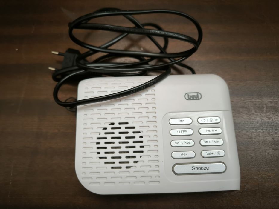 Rádio/Relógio Despertador elétrico Trevi (Também funciona a pilhas)