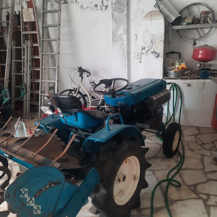 Trator ISEKI   TX 1300 em ótimo estado como novo .Acompanha arados e frezes