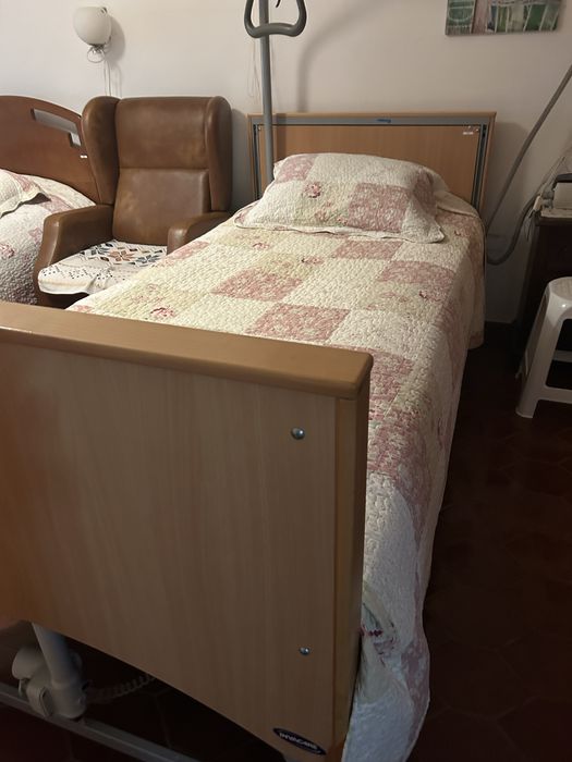 Cama Articulada Eletrica, cabeceira em faia, barras de proteçao