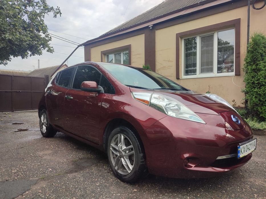 Автомобіль Nissan leaf