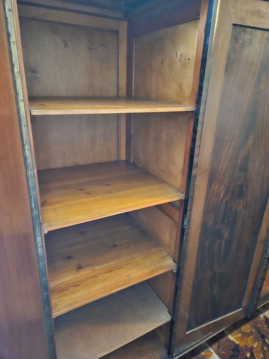 Stara drewniana szafa