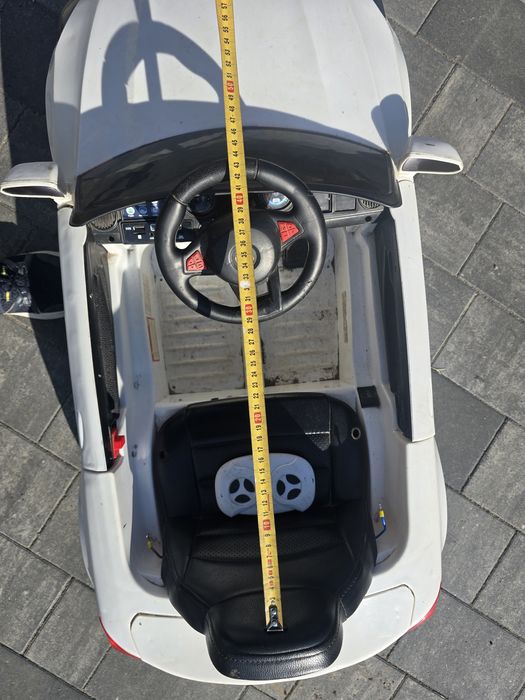 Дитячий електромобіль