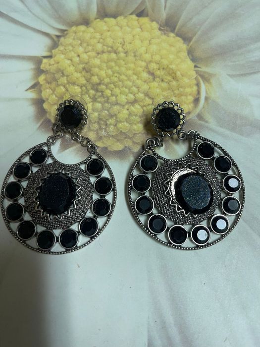 Brincos pretos decorados