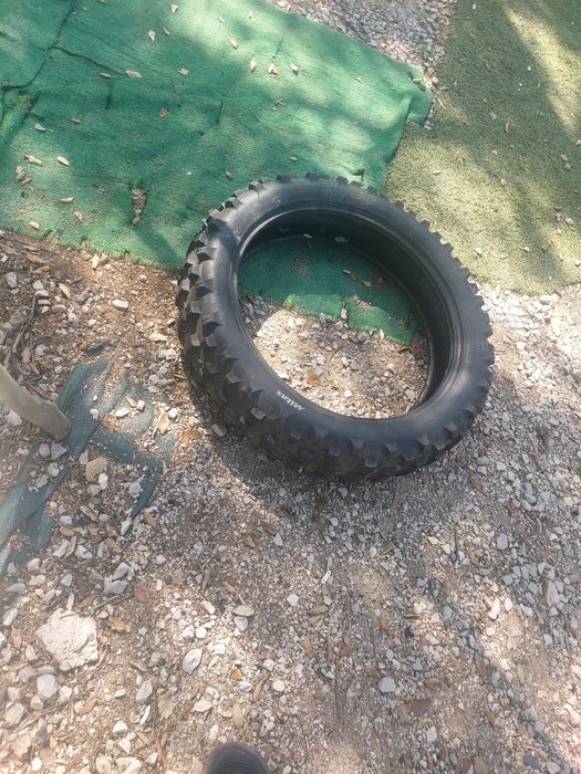 2 pneus de mota  ainda com muito cardado