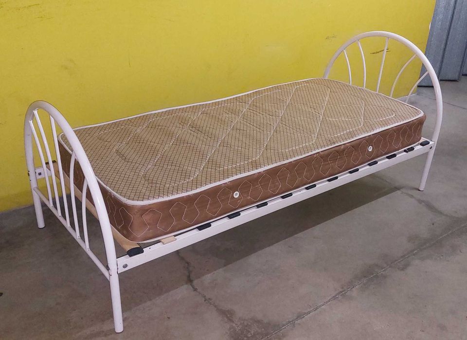 Cama em ferro (colchão)