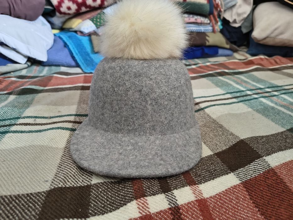 Szara z pomponem