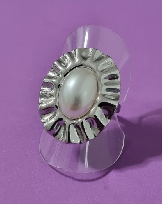 Anel prateado, em aço inoxidável, com uma pérola. Ajustável