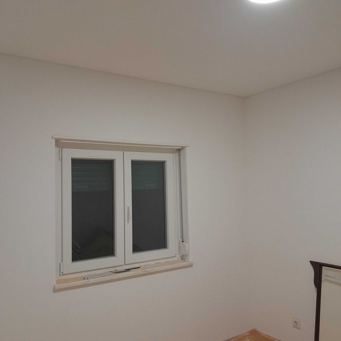 Alugo quarto. Sem mobilia.