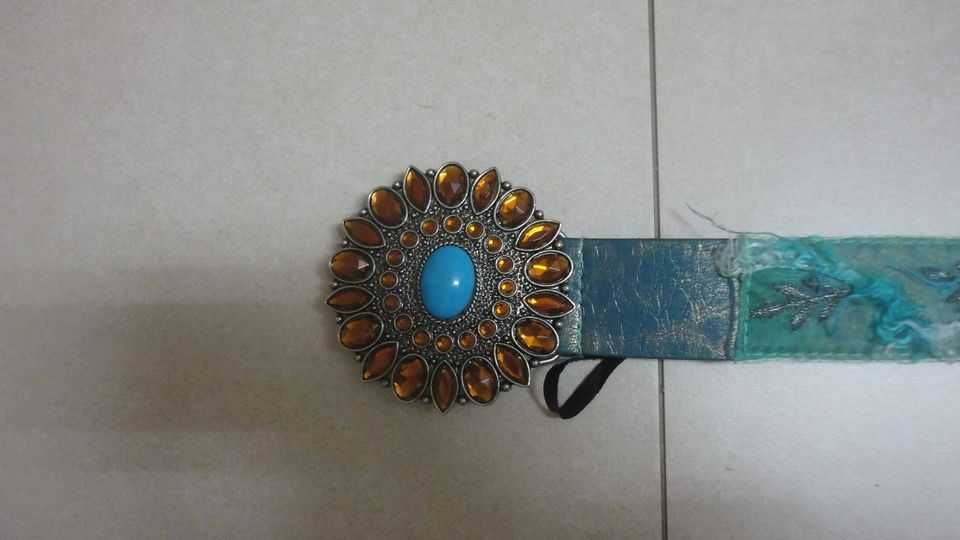 Cinto de senhora em pele azul turquesa