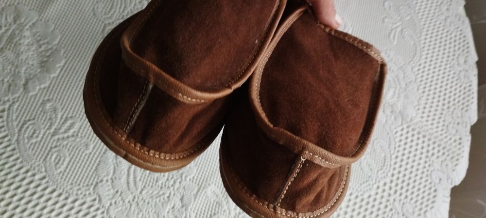 Pantofle na wysokie podbicie i opuchnięte stopy