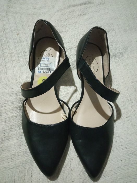 Жіночі туфельки на меленькому каблучкі.