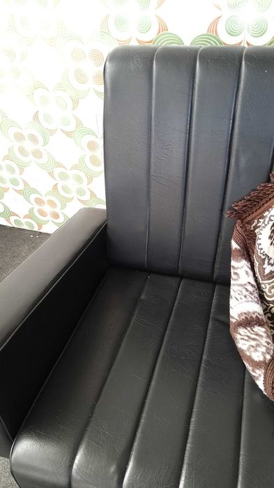 sofá preto em pele ,cabedal