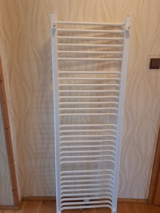 Grzejnik DELFIN z zaworem termostatycznym