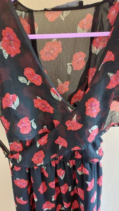 Sukienka w czerwone kwiatki