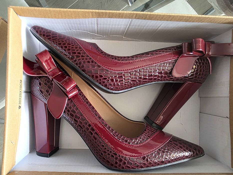 Sapatos de mulher elegantes maravilhosos