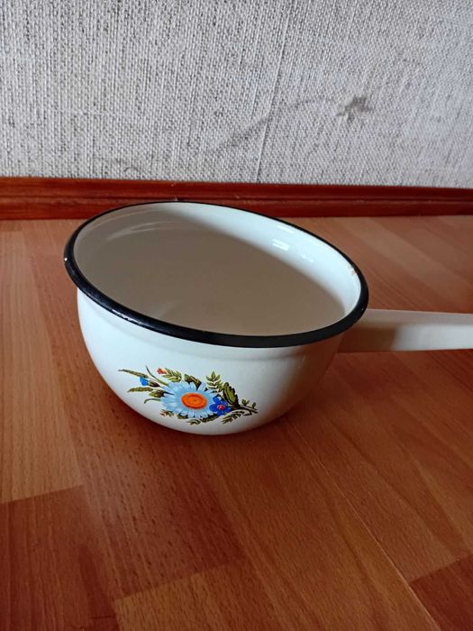 каструлі ,миски,друшляк, ковшик,блюдо емальовані