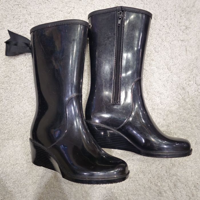 Стильные сапоги резиновые женские с молнией полусапожки