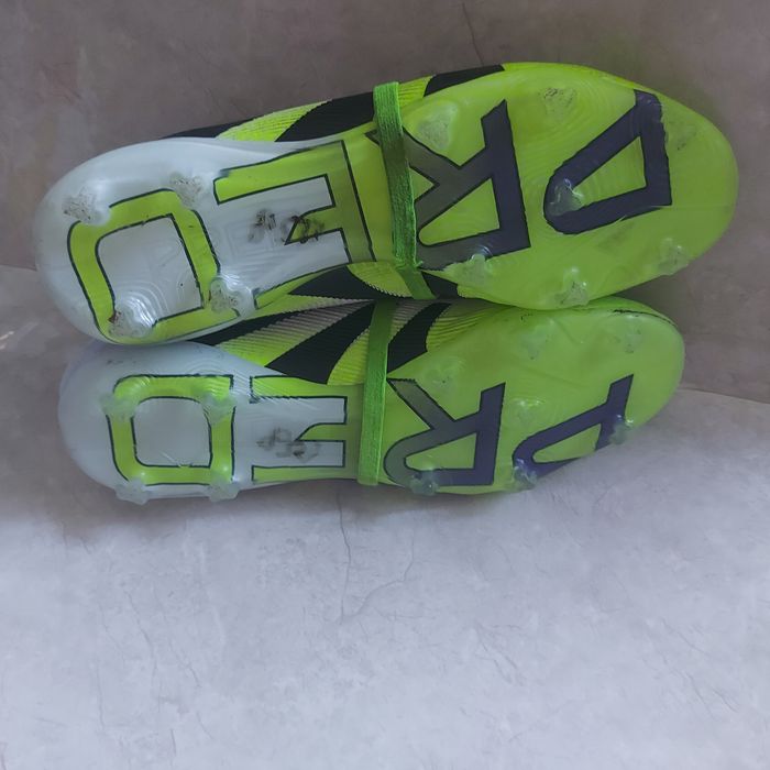 профессиональные футбольные бутсы Adidas Predator Pro с артикулом JS4071