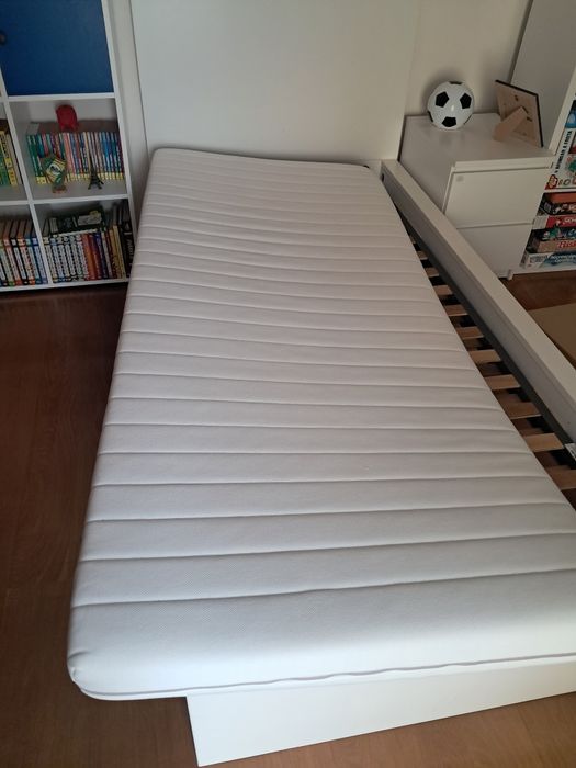 Cama de solteiro com estrado e colchão, como nova