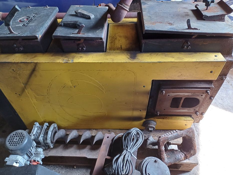 Pompa, zasobnik i sterownik do pieca co na eko groszek jak na zdjęć.