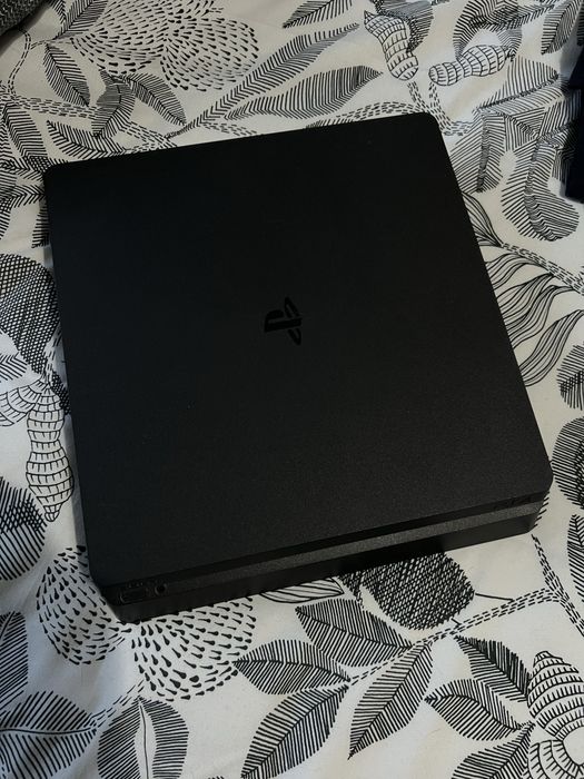 PS4 Slim 1T + DualShock + Jogos