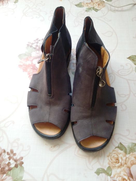 Продам замшеві босоніжки