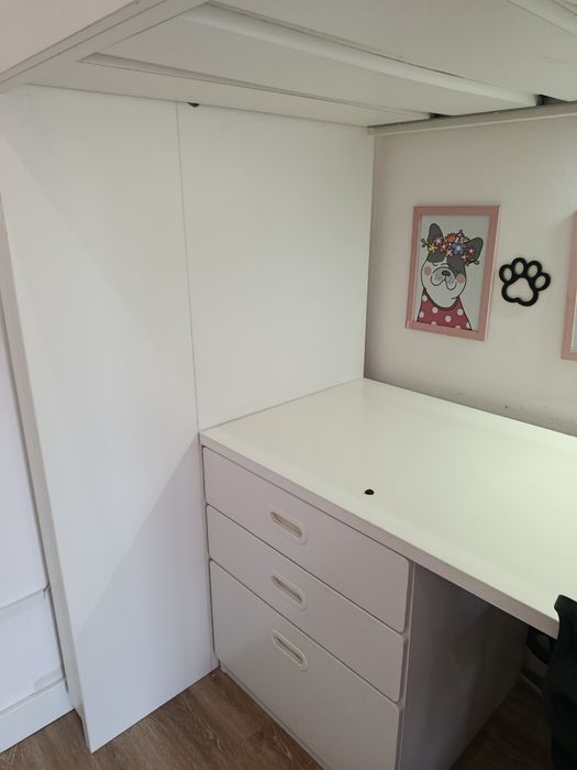 Cama com secretária