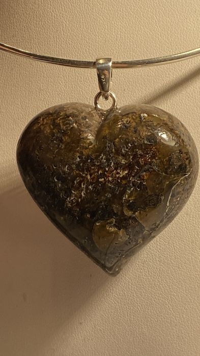 Wisior z bursztynu , duże serce