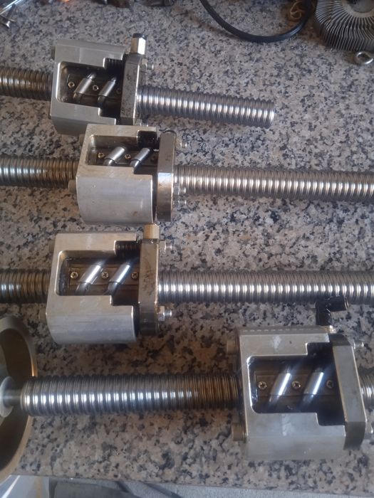 Vendo 4 fusos de esferas de alta precisão