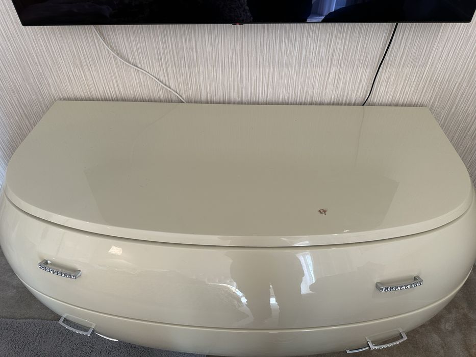 Conjunto comoda e mesinhas de cabeceira