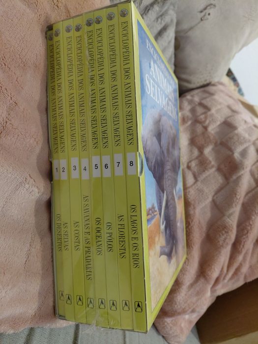 Vendo coleção completa de 8 livros NOVOS em caixa