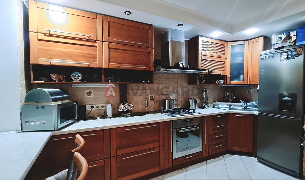 Продається 3-кімнатна  на ж/м Червоний Камінь(Парус)