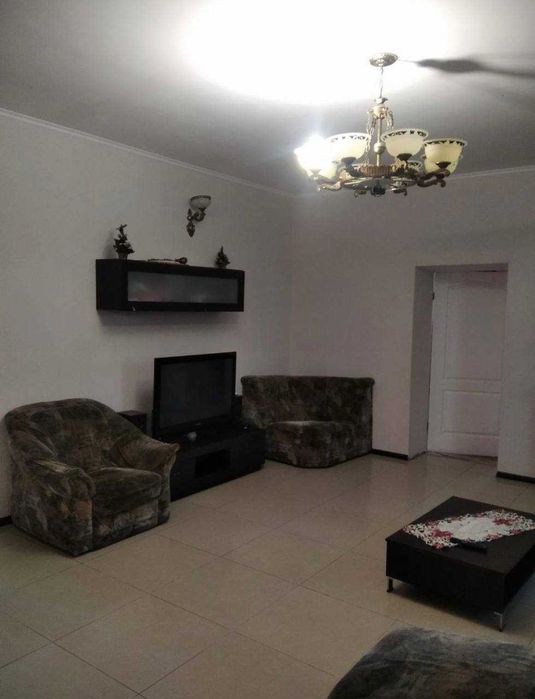 Гарний просторий будинок у передмісті Одеси