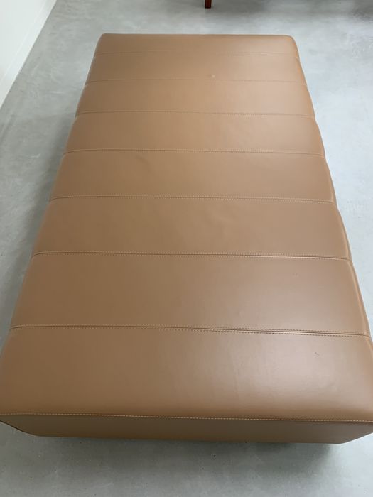 Banqueta em pele camel estilo Minotti