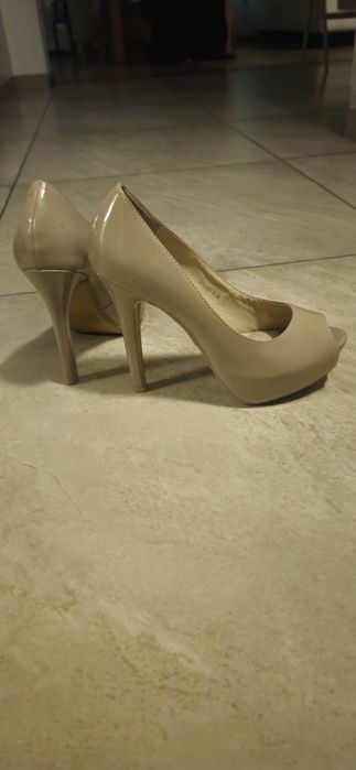 Śliczne szpilki Nude