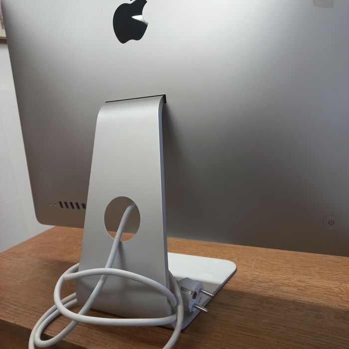 Computador APPLE e acessorios com teclado e rato