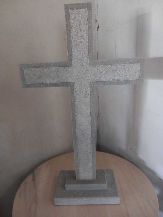 Cruz de pedra, bujadarda dos dois lados, feita a mão