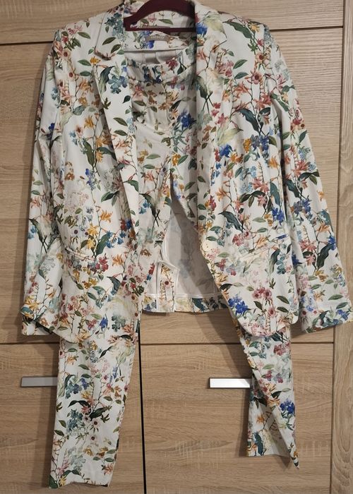 Marynarka plus spodnie.