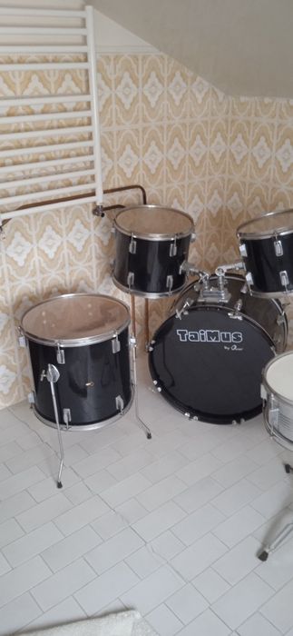 Se vende bateria musical completa como nova.