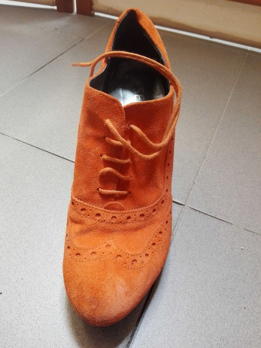 Botim laranja com detalhes de renda - utilizados 1 vez.