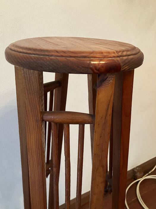 Coluna suporte em madeira