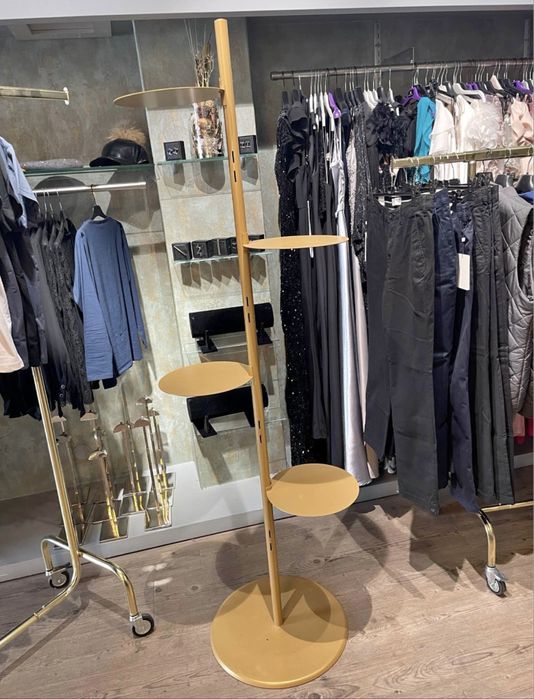 Expositor dourado para loja