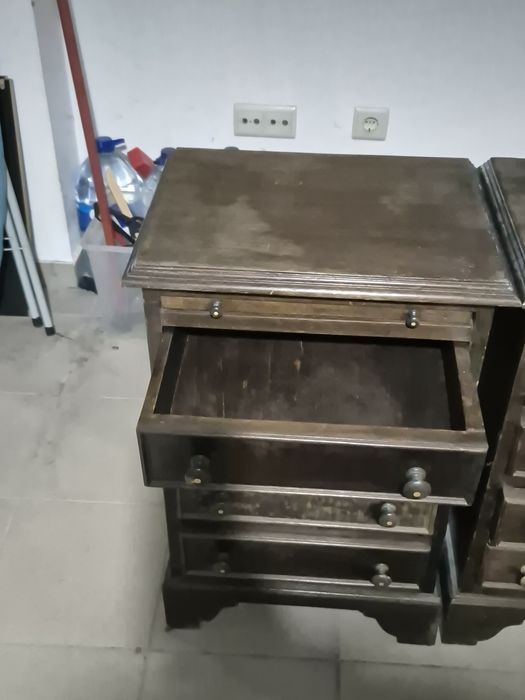 Duas mesinhas de cabeceira