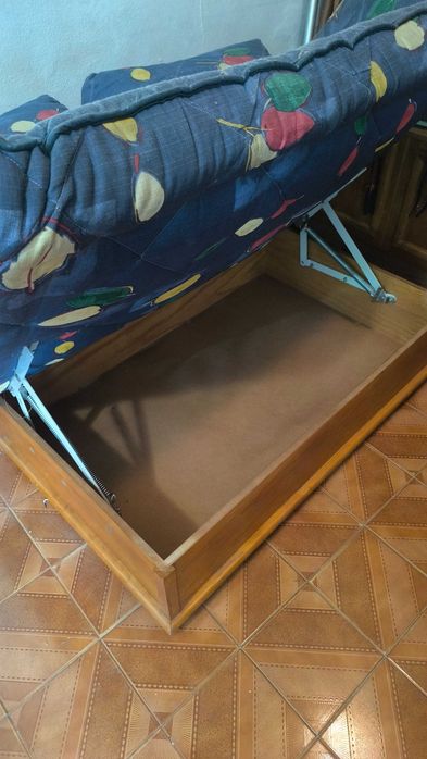 Sofá de 2 pessoas - Com Cama e Gaveta para arrumação