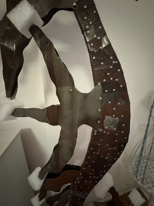 Vendo cavalo marinho feito de latão e madeira, uma obra de arte.