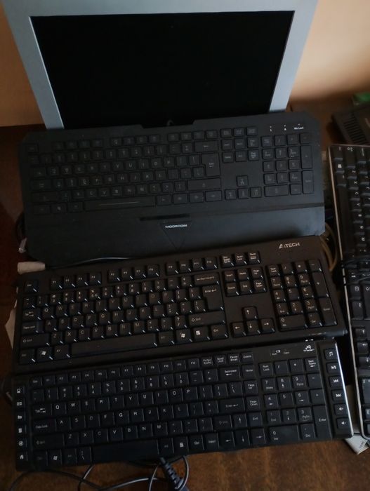 Części do komputera. Monitory, kable, klawiatury, dyski, inne
